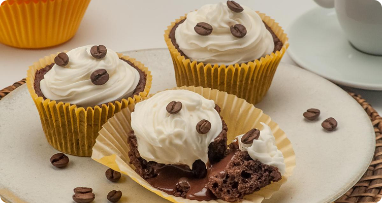 imagem de cupcakes com grão de cafe e chantilly